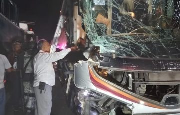 Chocan tráiler y autobús Parhikuni en la Siglo 21 hay 10 heridos