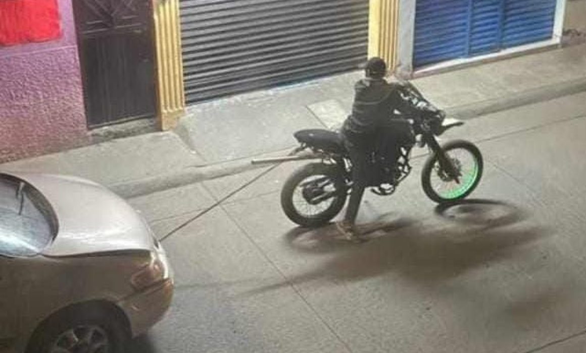 Hombre Intenta Robar Y Remolcar Camioneta Con Su Moto En Uruapan