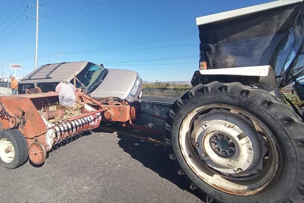 Choca Camioneta Contra Maquinaria Y Se Estrella Contra Muro En La