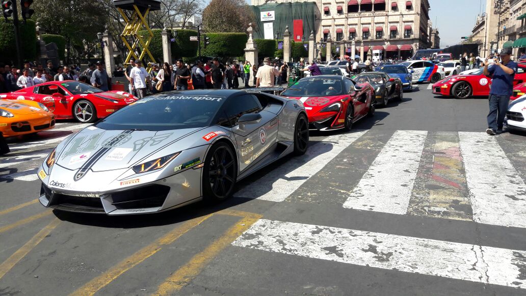 Morelianos se emocionaron con exposición de autos de lujo en el Centro