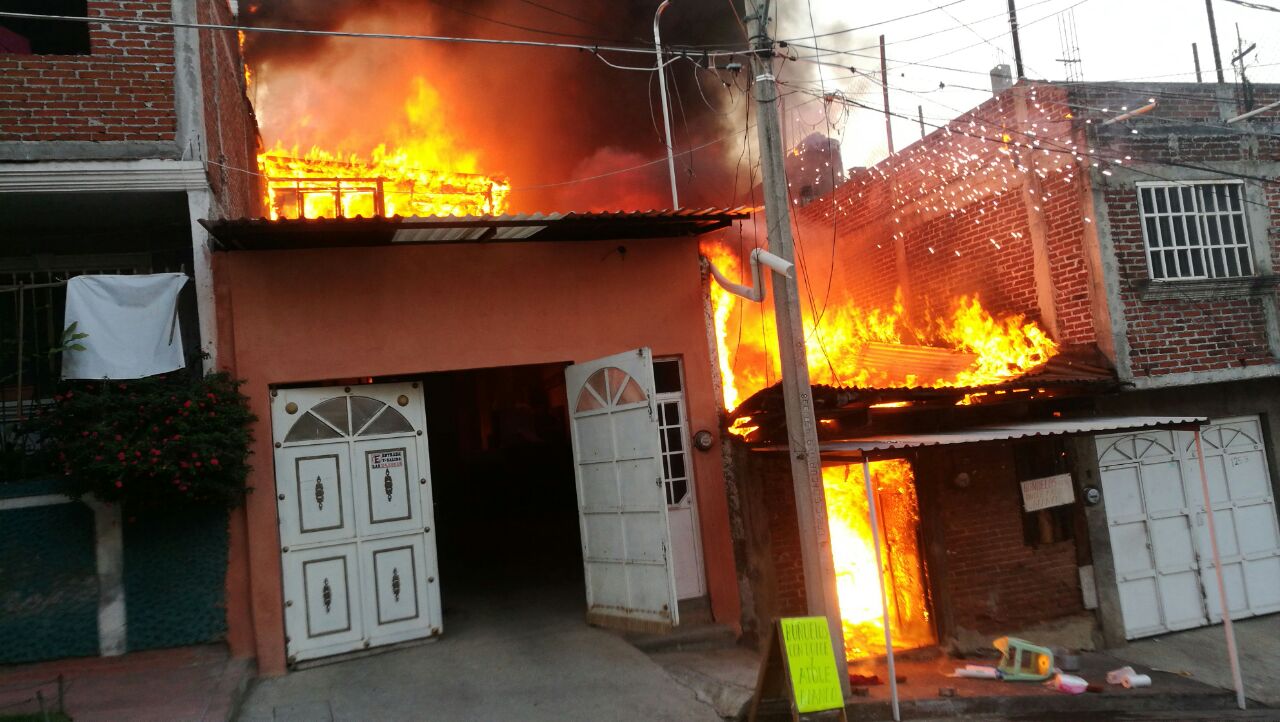 Consume incendio 2 casas en Uruapan