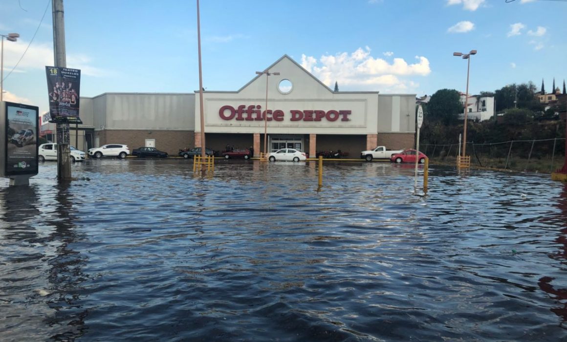 Provocó intensa lluvia encharcamientos y vehículos varados en Morelia