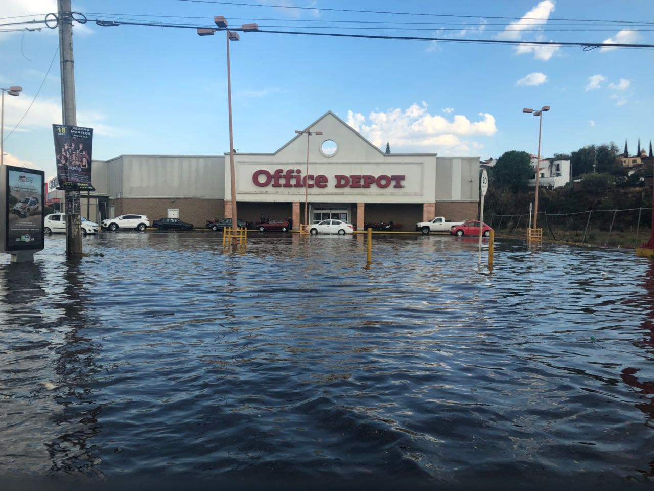 Provocó intensa lluvia encharcamientos y vehículos varados en Morelia