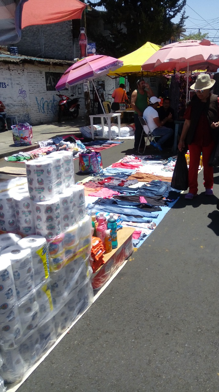 Tianguis de la Pedregal, entre segunda mano y comida de dudosa higiene