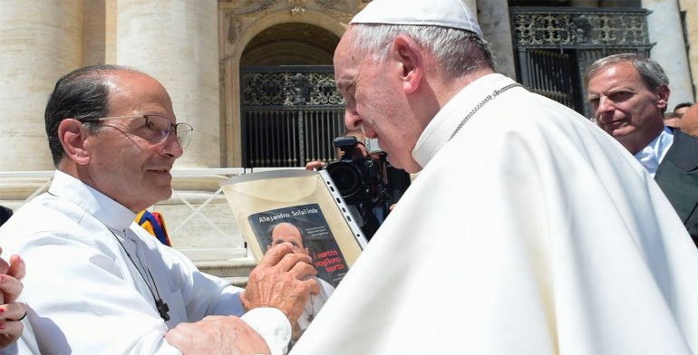 A mayor catolicismo, más machismo: Padre Solalinde