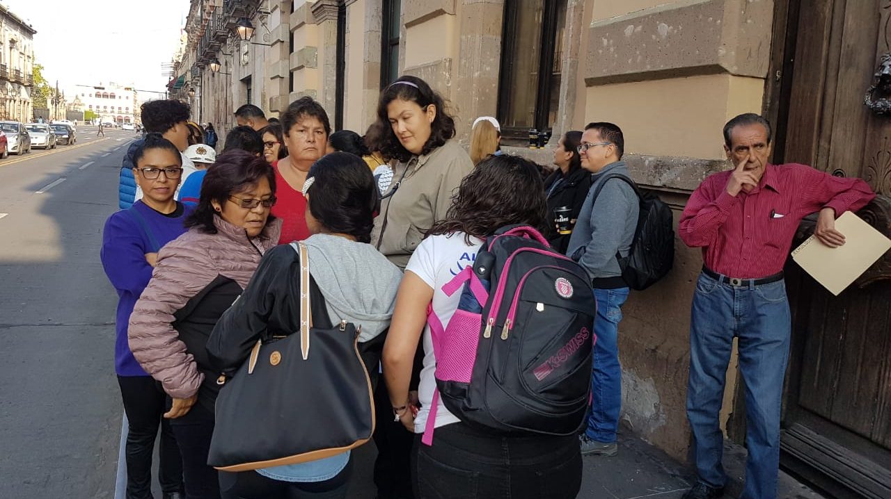 Se Manifiestan Maestros Frente Al Congreso Por Falta De Pagos 0909