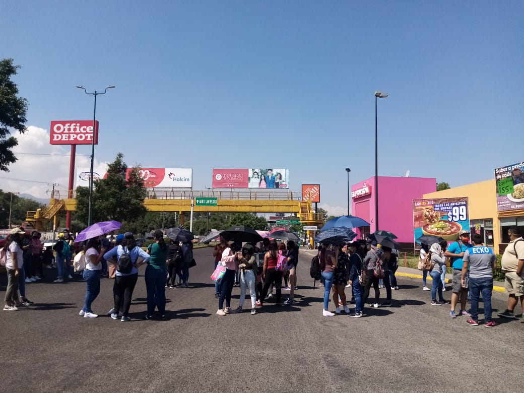 Normalistas protestan y bloquean calzada La Huerta, en Morelia