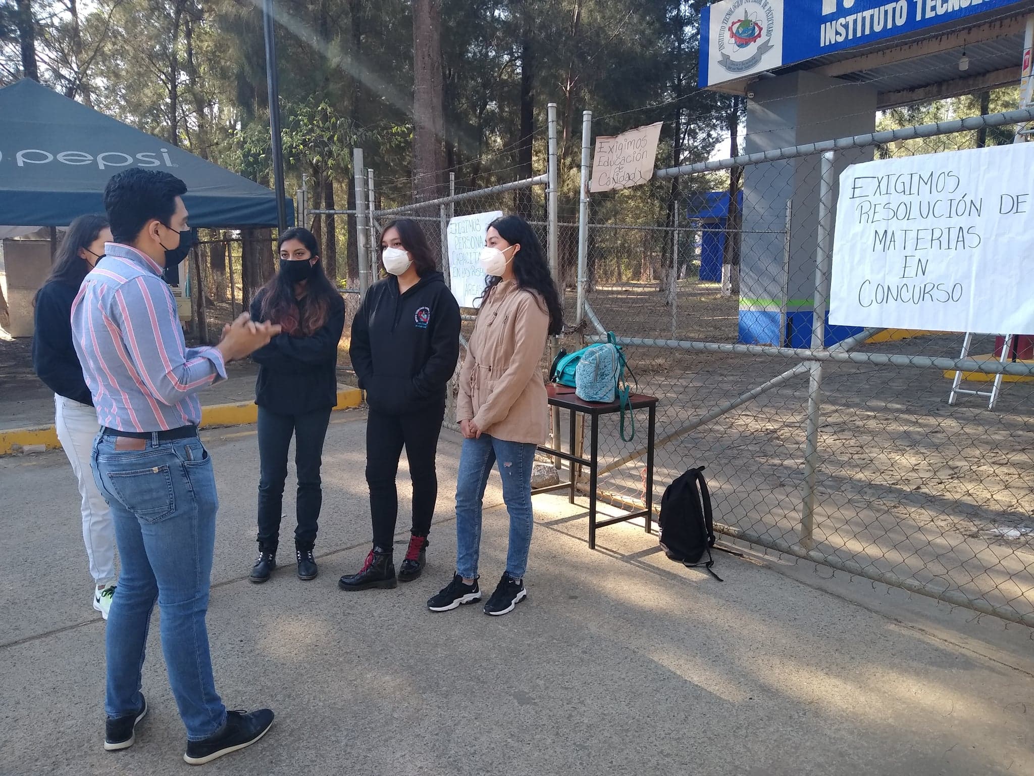 Por falta de profesores alumnas del ITSPA toman el plantel