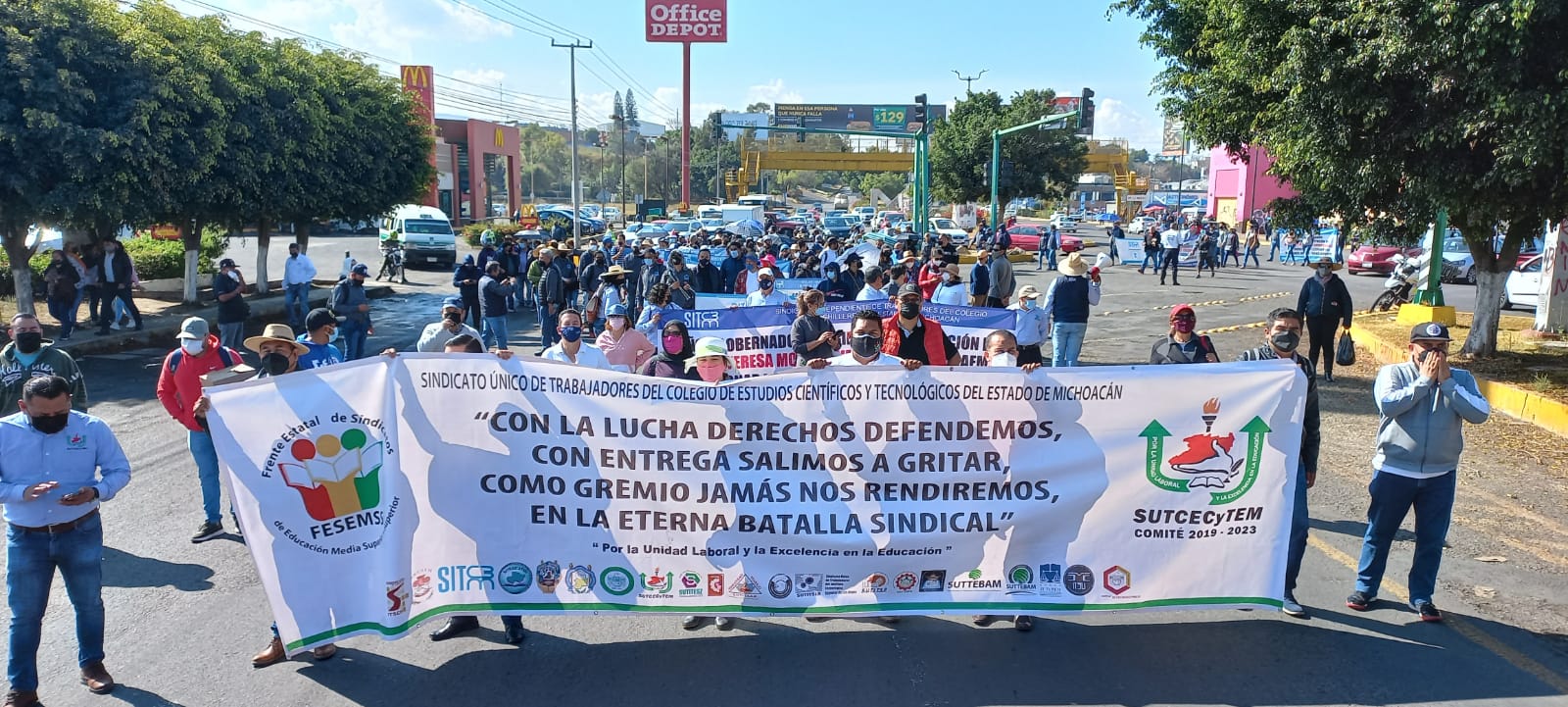 Arranca marcha de sindicalizados del Colegio de Bachilleres, en Morelia