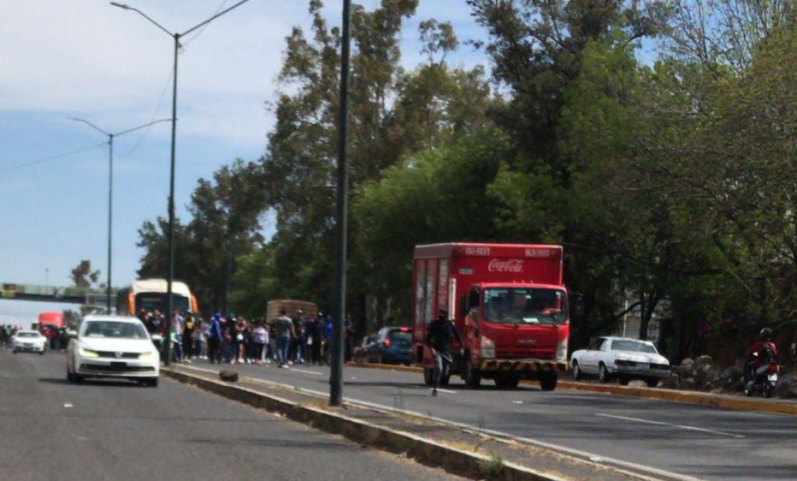 Normalistas vuelven a bloquear en Xangari, Morelia