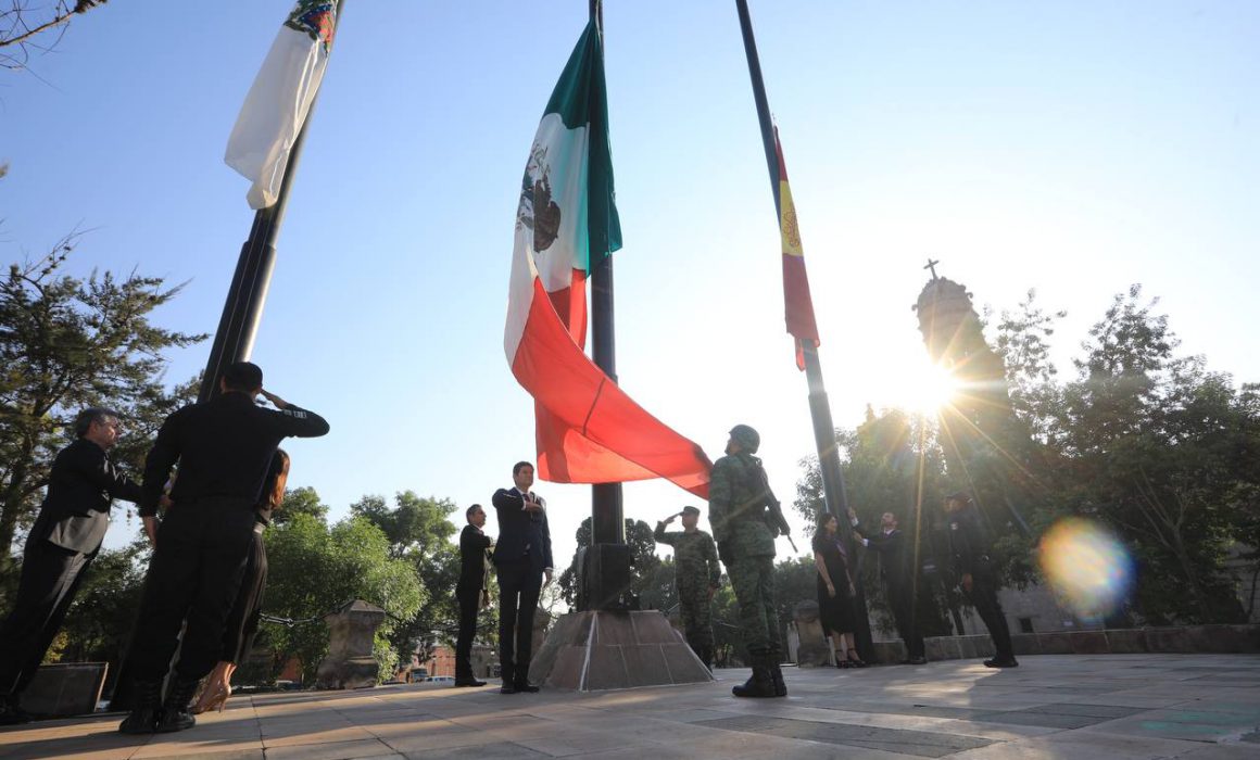 Con izamiento de banderas inician festejos por aniversario de Morelia