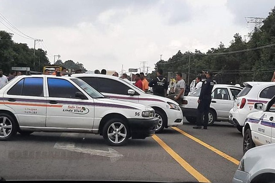 Bloquean Taxistas La Carretera Carapan-Playa Azul - Quadratín Michoacán