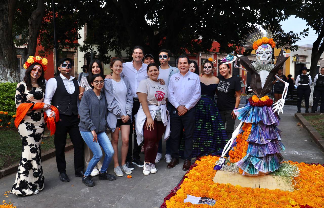 Adornan Morelia con altares y flores por Día de Muertos