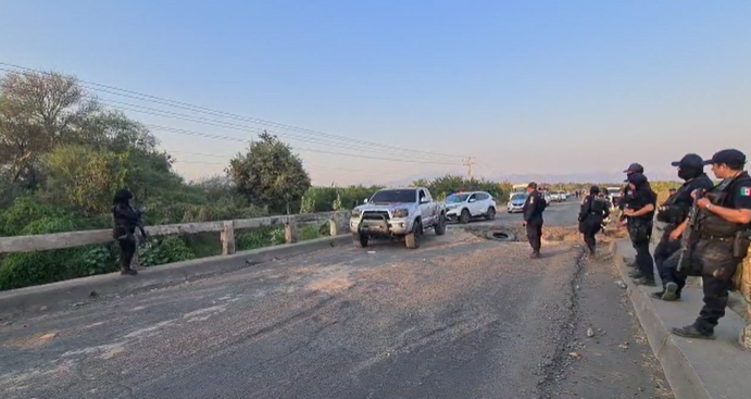 Abren Zanjas En Carretera Y Queman Vehículos En Buenavista