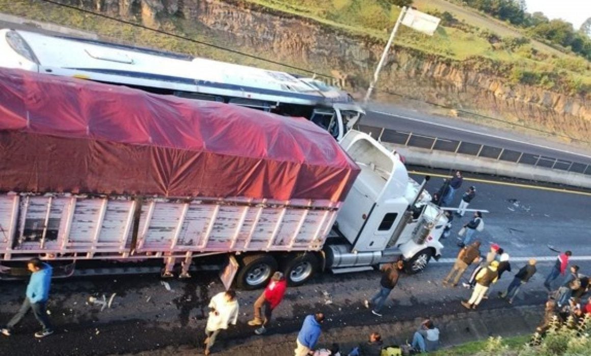 Choca Autobús Contra Tráiler En Calpulalpan Hay 10 Heridos En Tlaxcala 6780