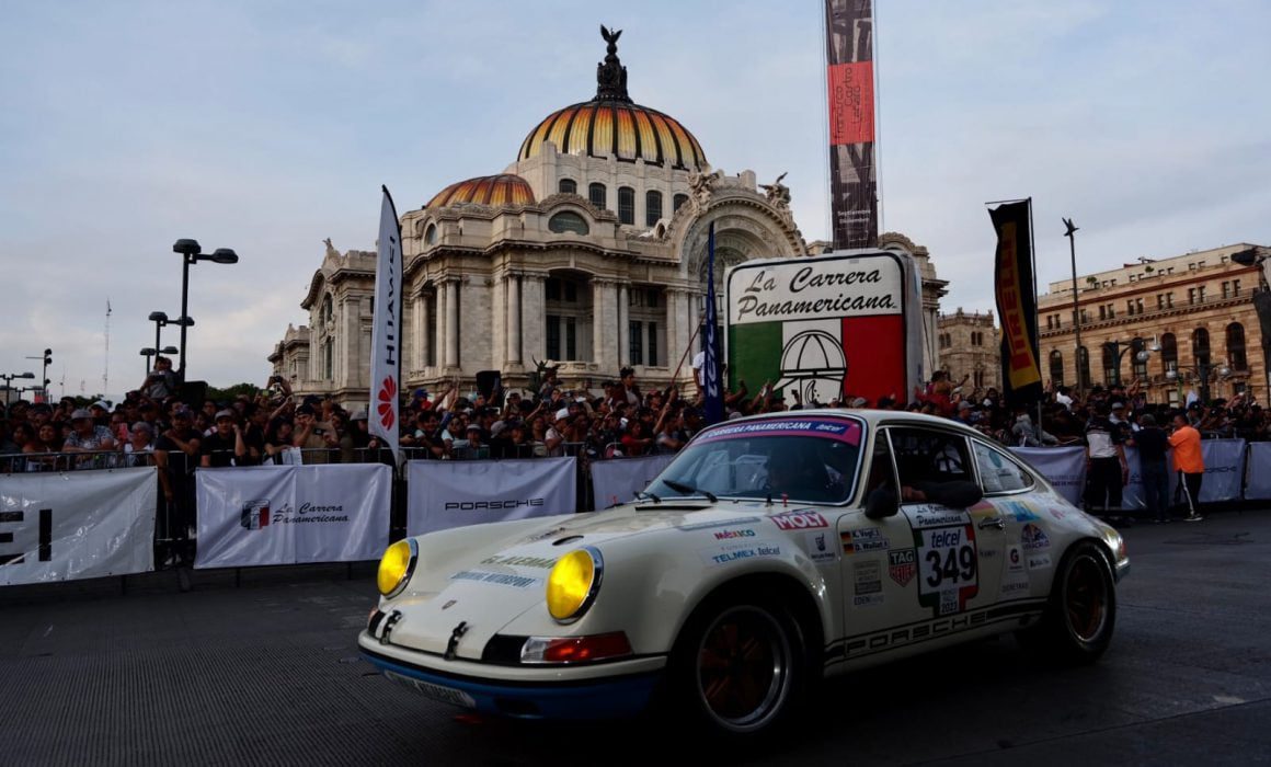 Competidores de la Carrera Panamericana arriban triunfales a la CDMX