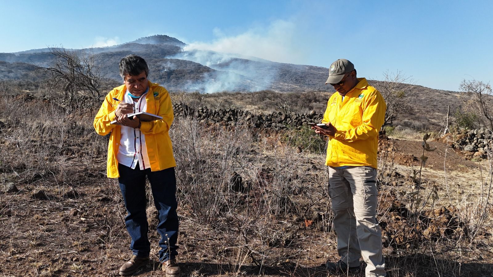 Continúan trabajos para apagar incendio en el cerro del Quinceo