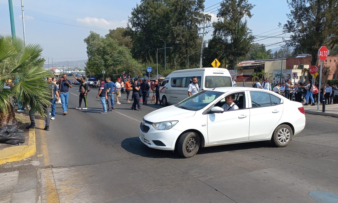 Bloquean Policías De La Guardia Civil El Libramiento De Morelia ...