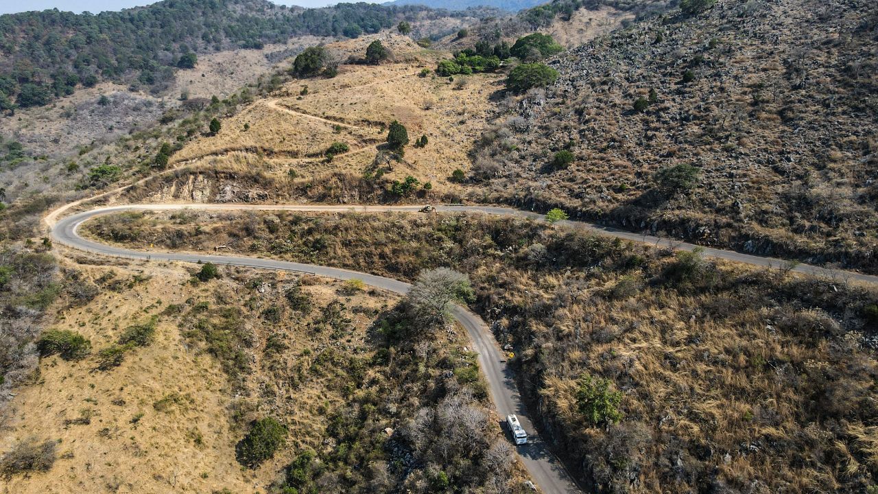 Rehabilita SCOP 13.6 km del camino Aguililla-Dos Aguas - Quadratín ...